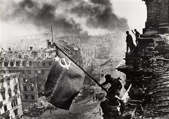YEVGENY KHALDEI (1917-1997) A group of 5 variant photographs depicting Soviet soldiers raising the Communist Red Flag over the Reichsta